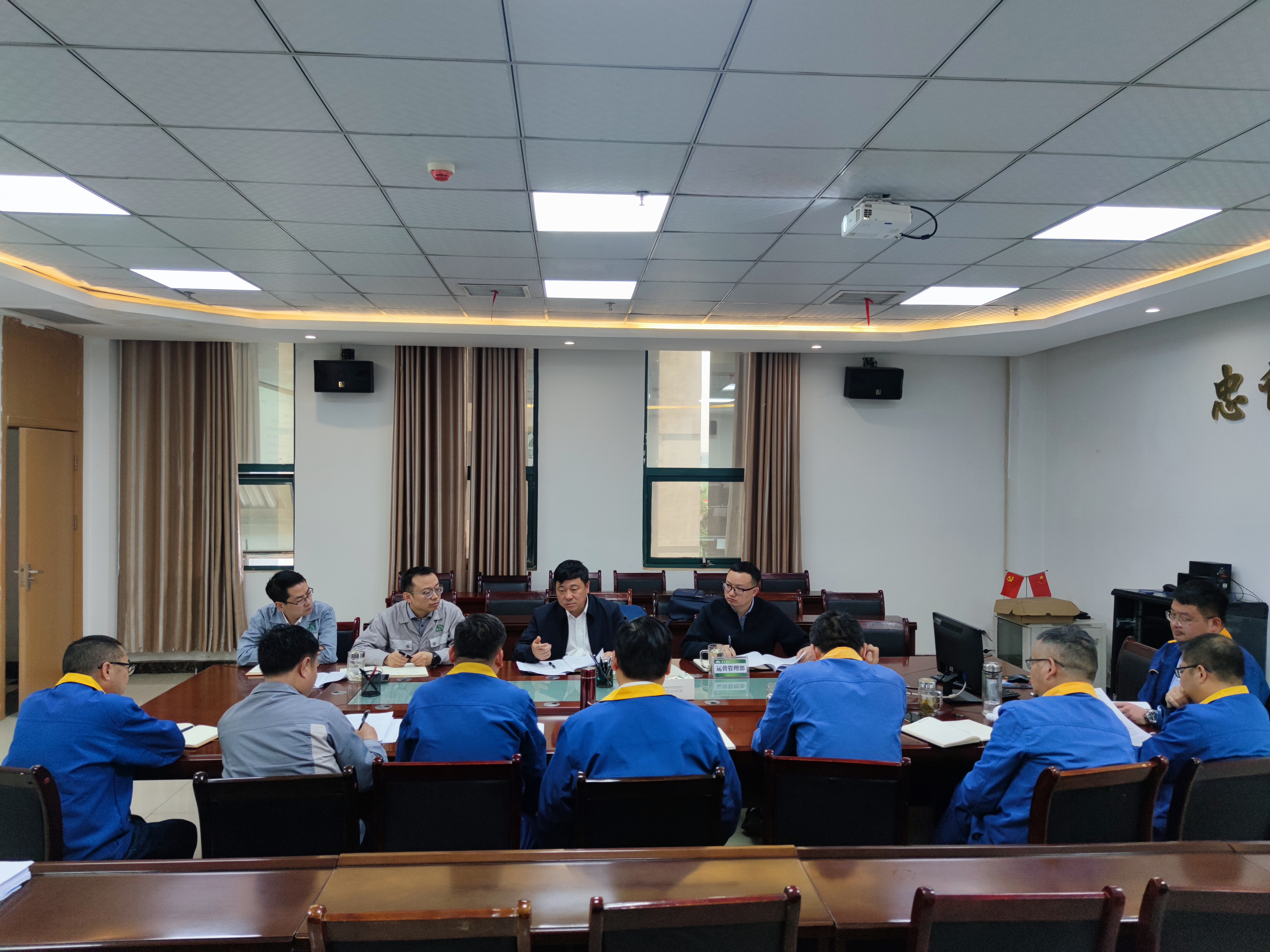 集團(tuán)公司黨委委員、副總經(jīng)理李凱到能礦錳業(yè)調(diào)研一季度“開門紅”情況及降本增效工作