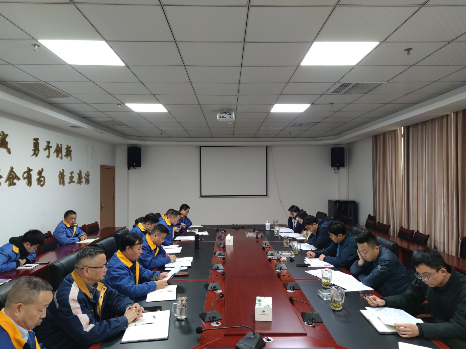 集團(tuán)黨委委員、總會(huì)計(jì)師雷治昌一行到能礦錳業(yè)調(diào)研2024年財(cái)務(wù)情況及2025年預(yù)算工作