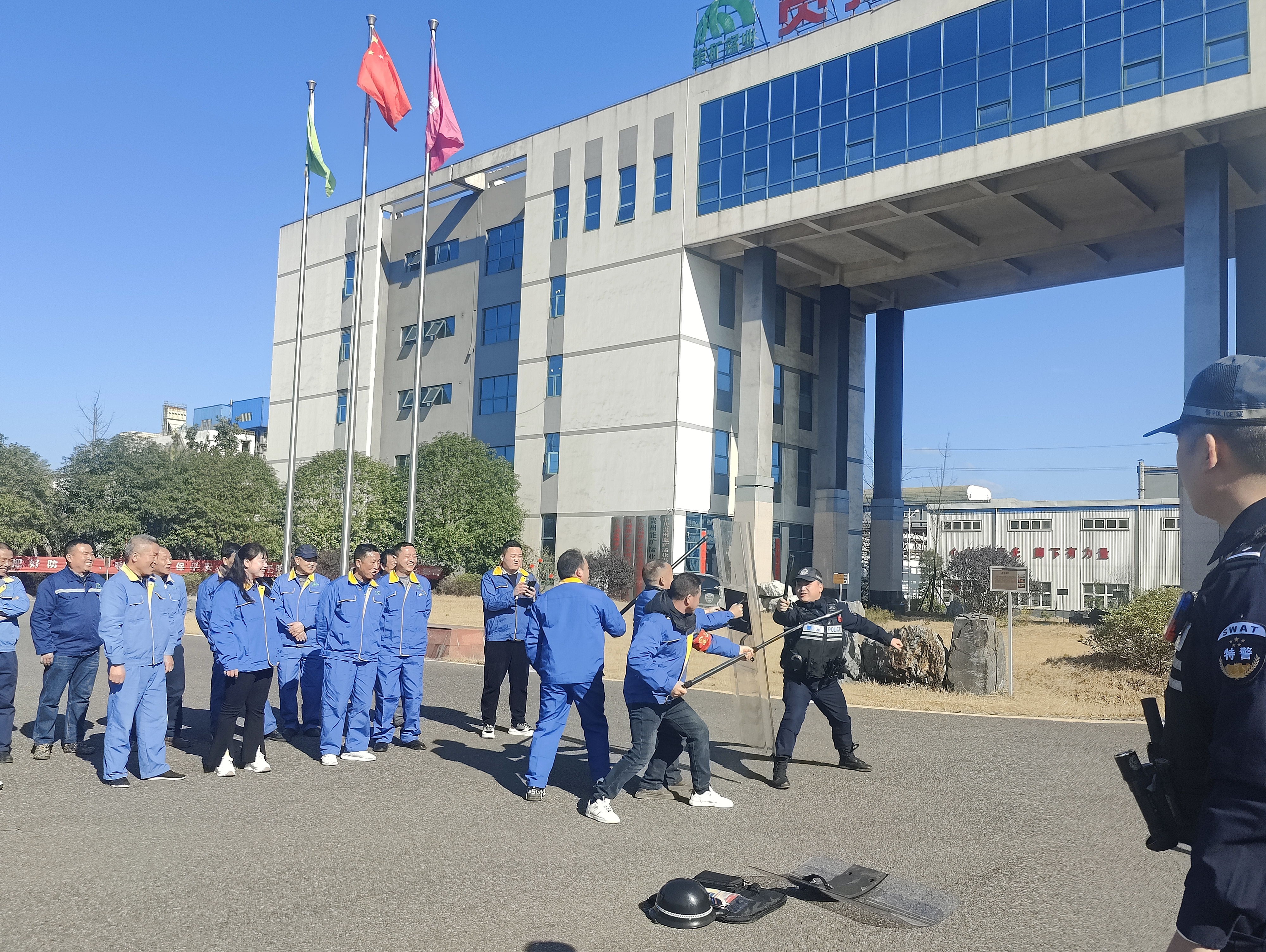 能礦錳業(yè)聯合公安機關開展安保人員技能培訓