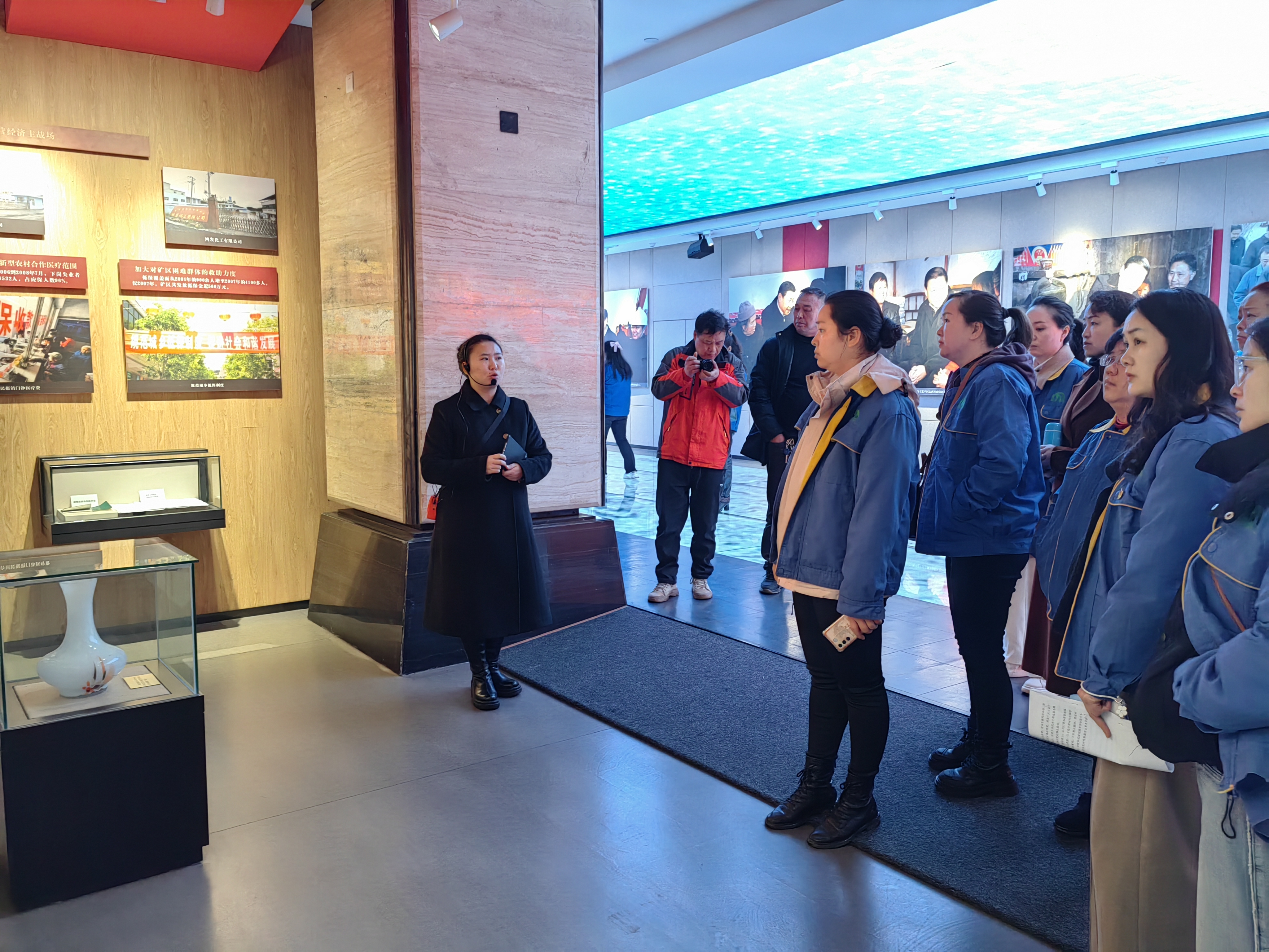 能礦錳業(yè)到朱砂古鎮(zhèn)開展三八節(jié)“奮進新征程，建功新時代”暨團委“學雷鋒，樹新風”志愿者服務系列活動