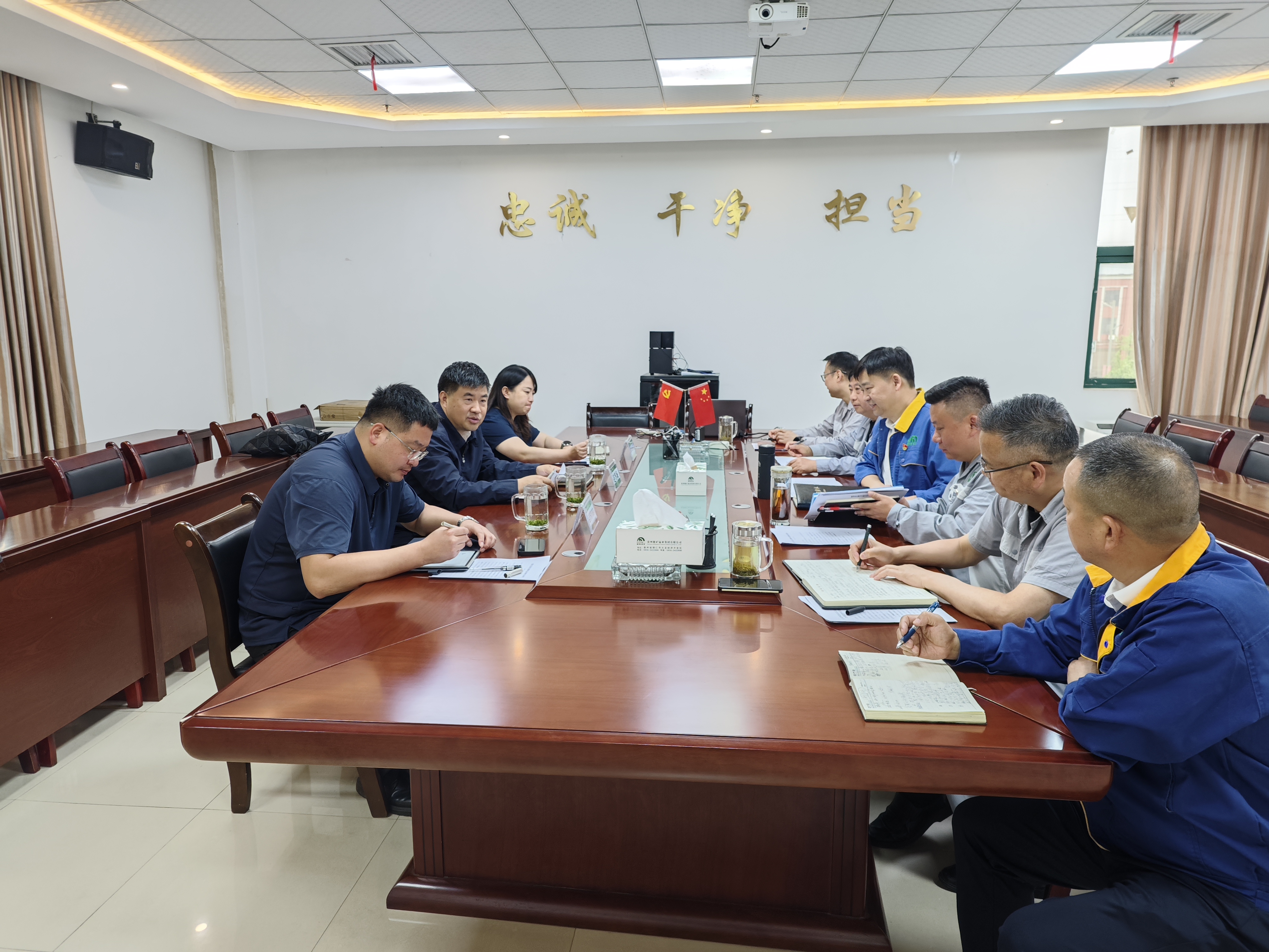 集團(tuán)黨委書記、董事長、總經(jīng)理趙震海一行赴能礦錳業(yè)調(diào)研生產(chǎn)經(jīng)營、安全環(huán)保等工作