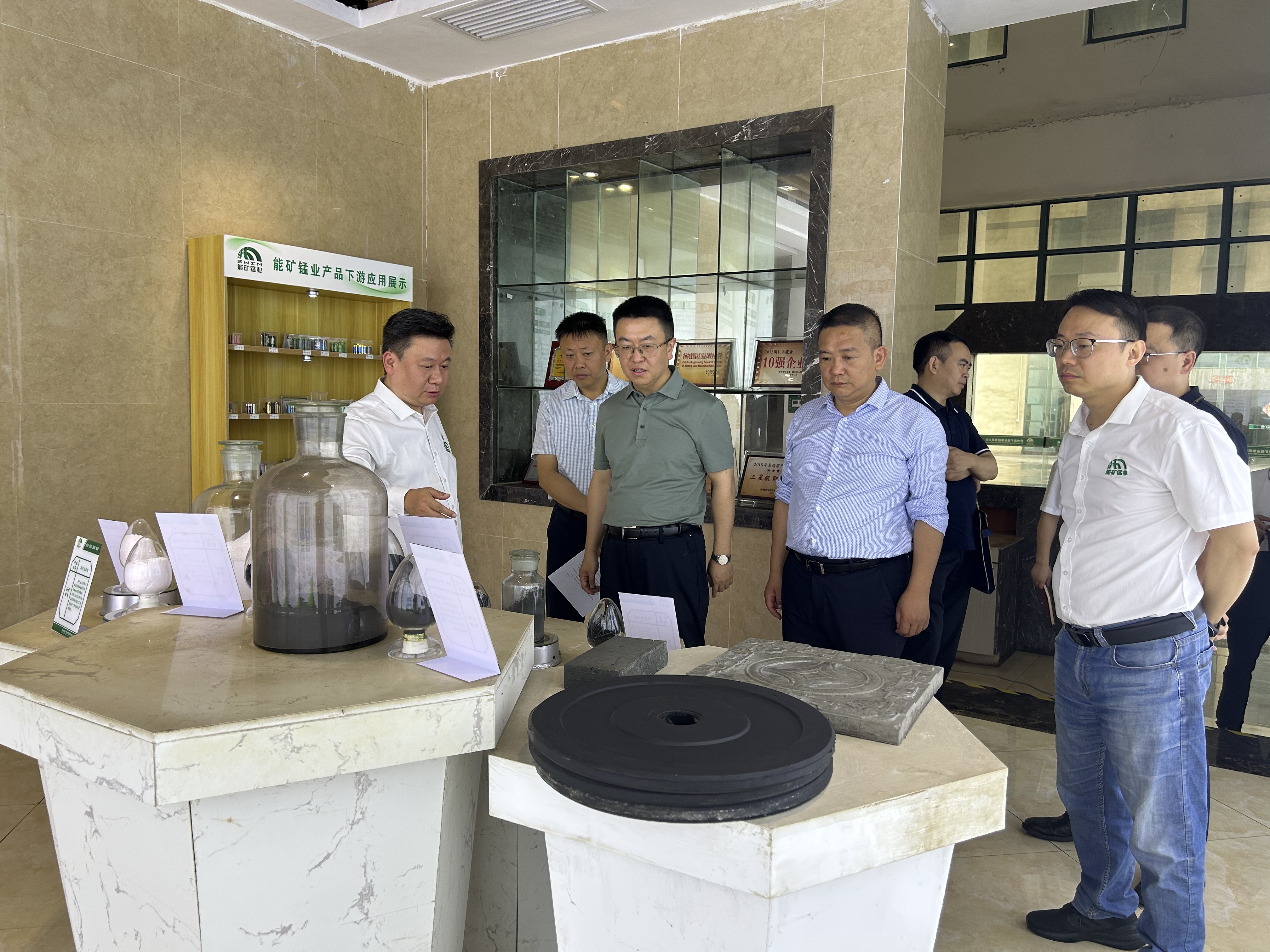 銅仁市委副書記、市委政法委書記史麒麟帶隊(duì)到能礦錳業(yè)調(diào)研