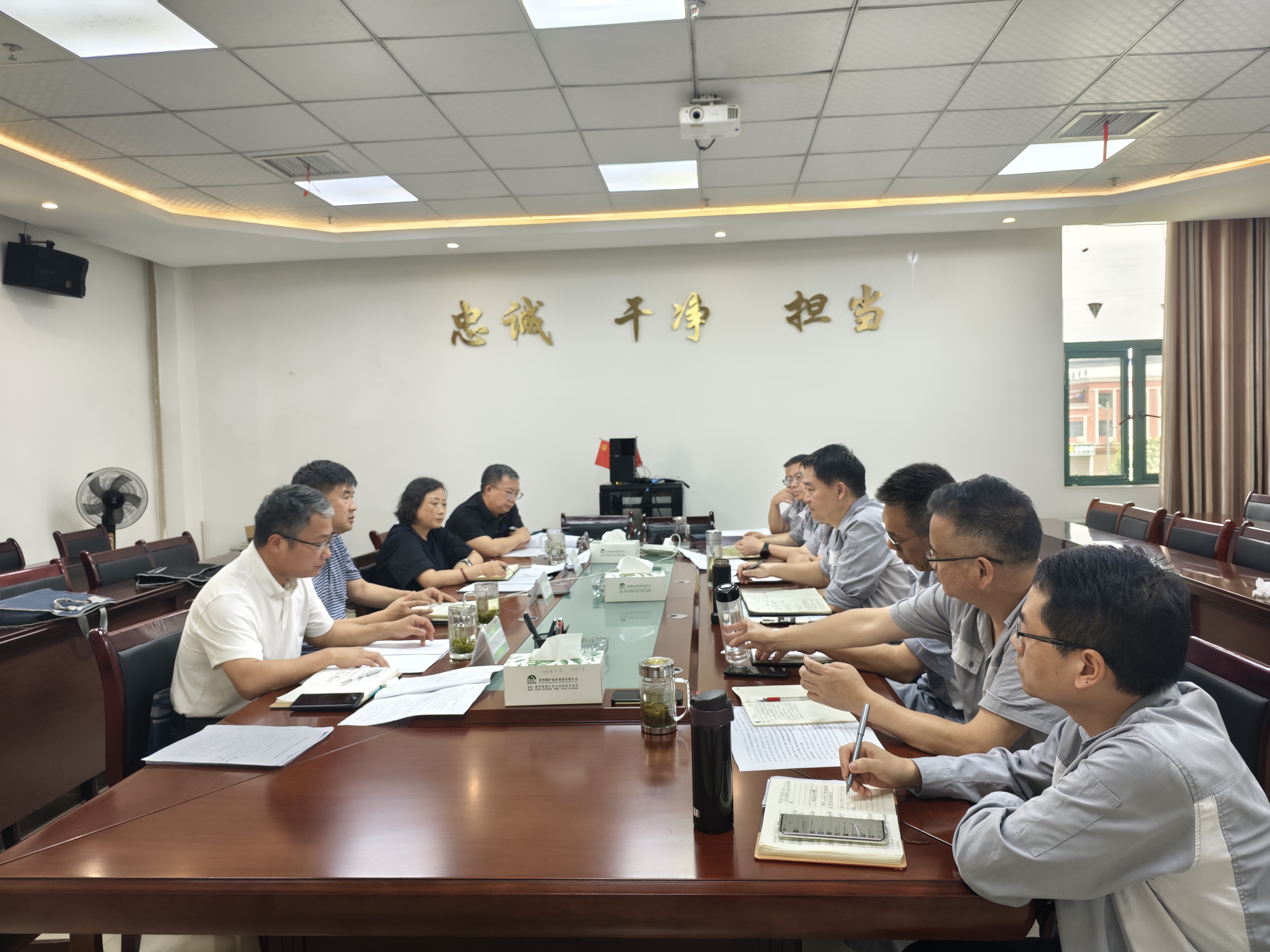 集團(tuán)黨委書記、董事長(zhǎng)、總經(jīng)理趙震海到能礦錳業(yè)調(diào)研生產(chǎn)經(jīng)營(yíng)、汛期安全等工作