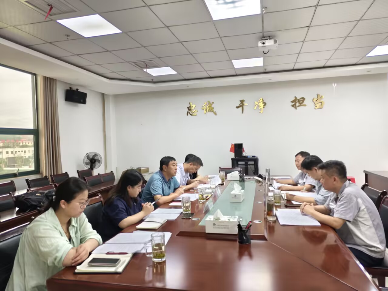 集團(tuán)黨委委員、總會(huì)計(jì)師雷治昌一行到能礦錳業(yè)調(diào)研債權(quán)債務(wù)、資產(chǎn)盤活等工作