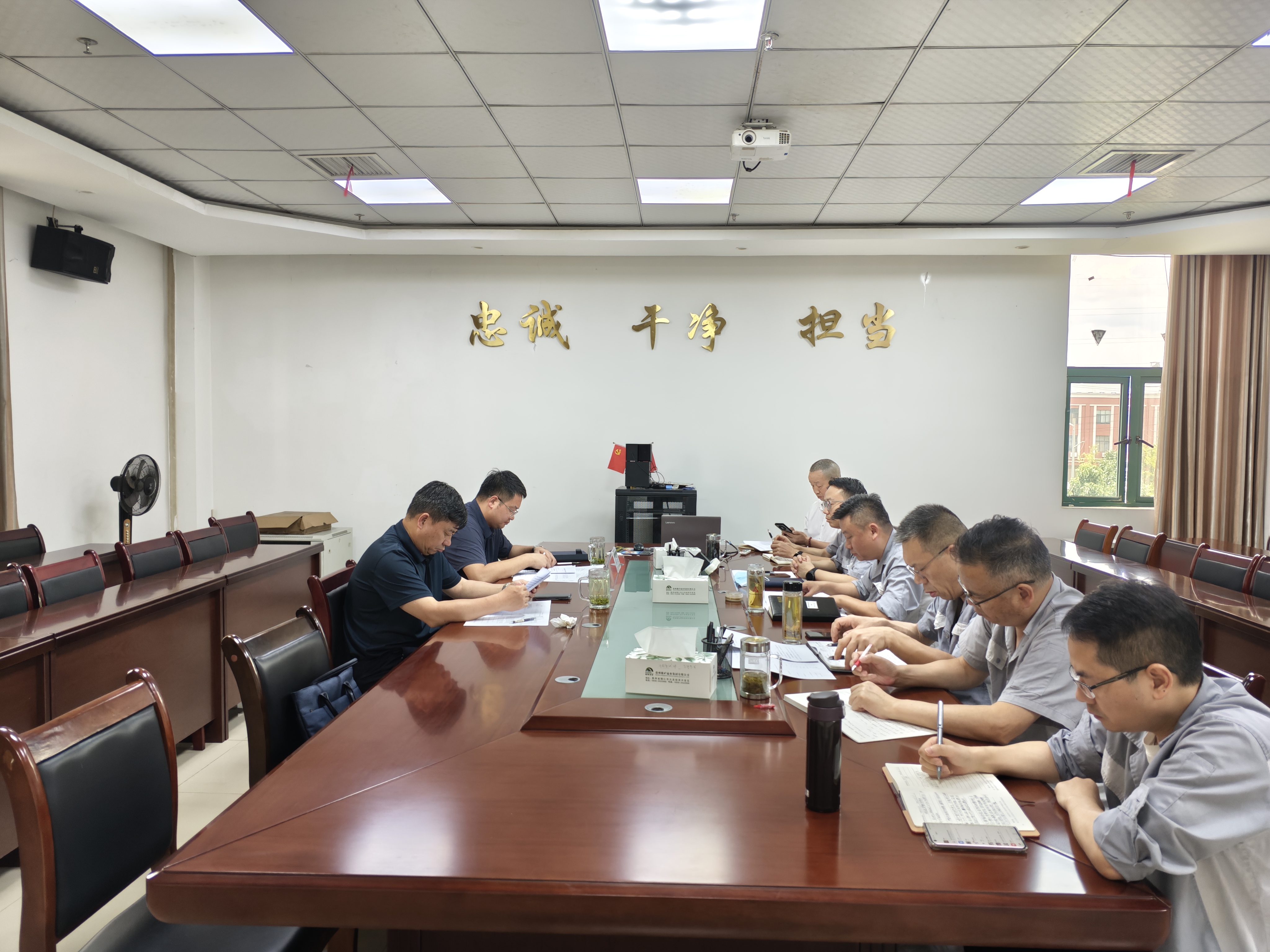 集團(tuán)黨委委員、副總經(jīng)理李凱到能礦錳業(yè)調(diào)研安全生產(chǎn)并開展“夏送清涼”慰問活動(dòng)