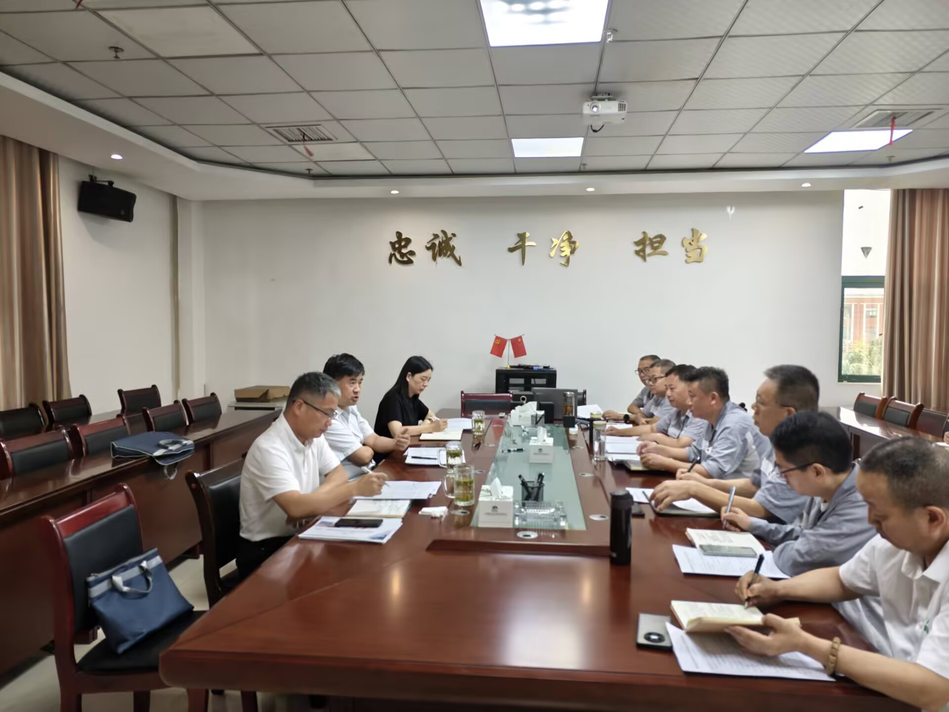集團(tuán)黨委書記、董事長(zhǎng)、總經(jīng)理趙震海到能礦錳業(yè)調(diào)研生產(chǎn)經(jīng)營(yíng)、招商引戰(zhàn)等工作