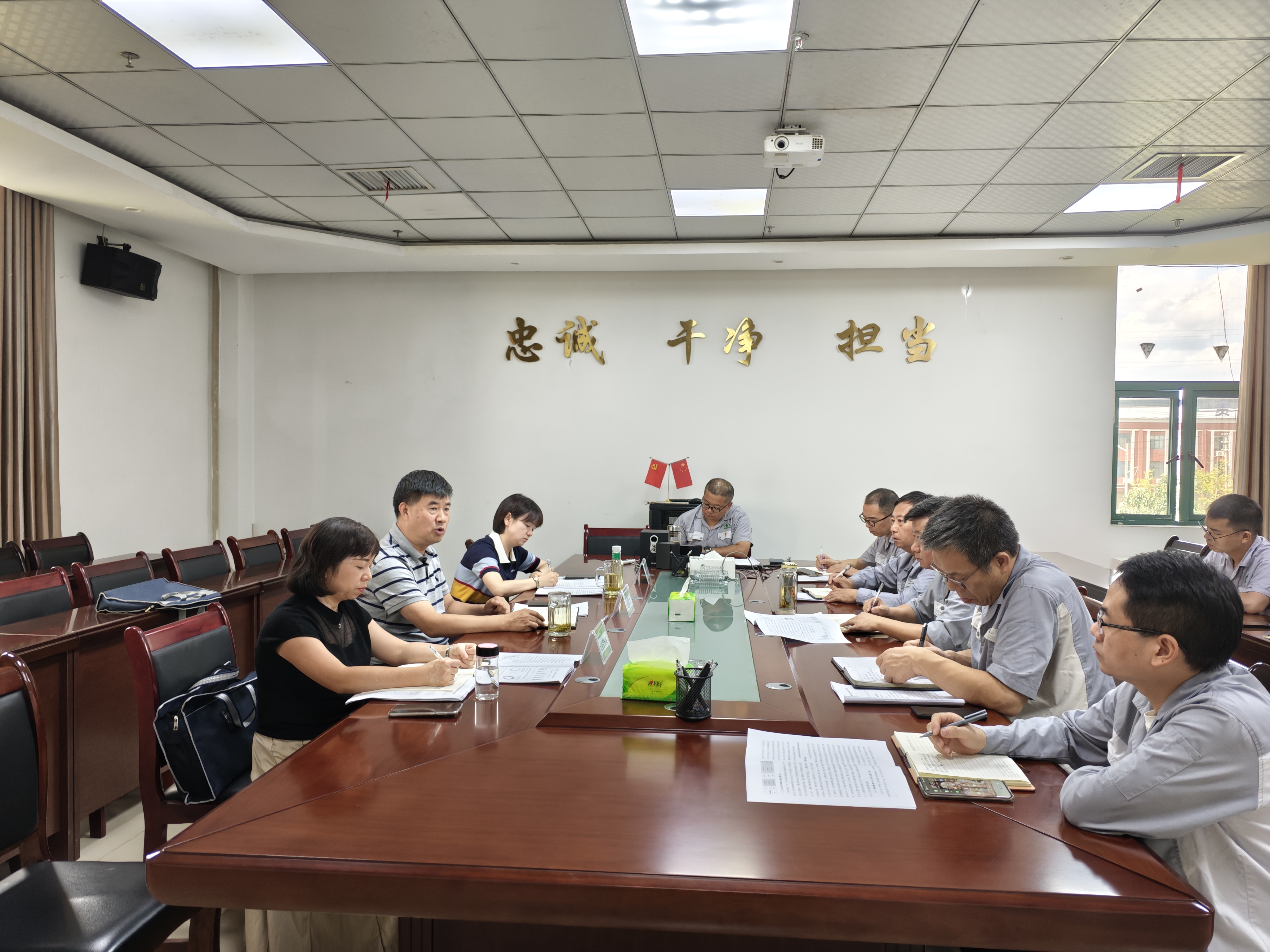 集團(tuán)黨委書記、董事長(zhǎng)、總經(jīng)理趙震海到能礦錳業(yè)調(diào)研生產(chǎn)經(jīng)營(yíng)、招商引戰(zhàn)等工作